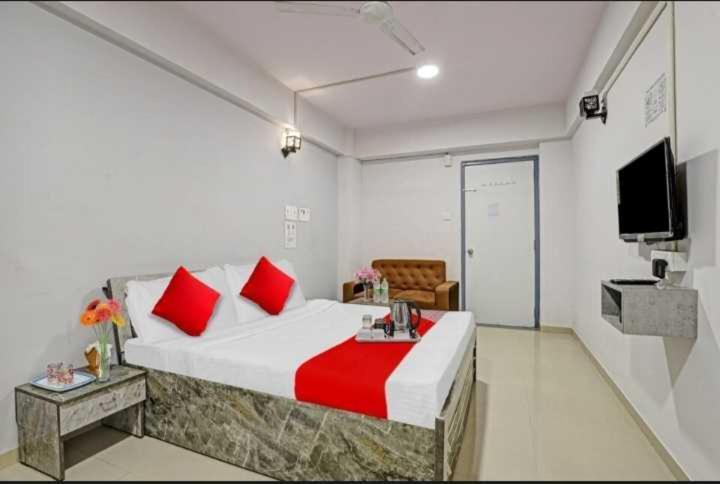 Oyo Hotel Apple Inn Surat Exterior photo